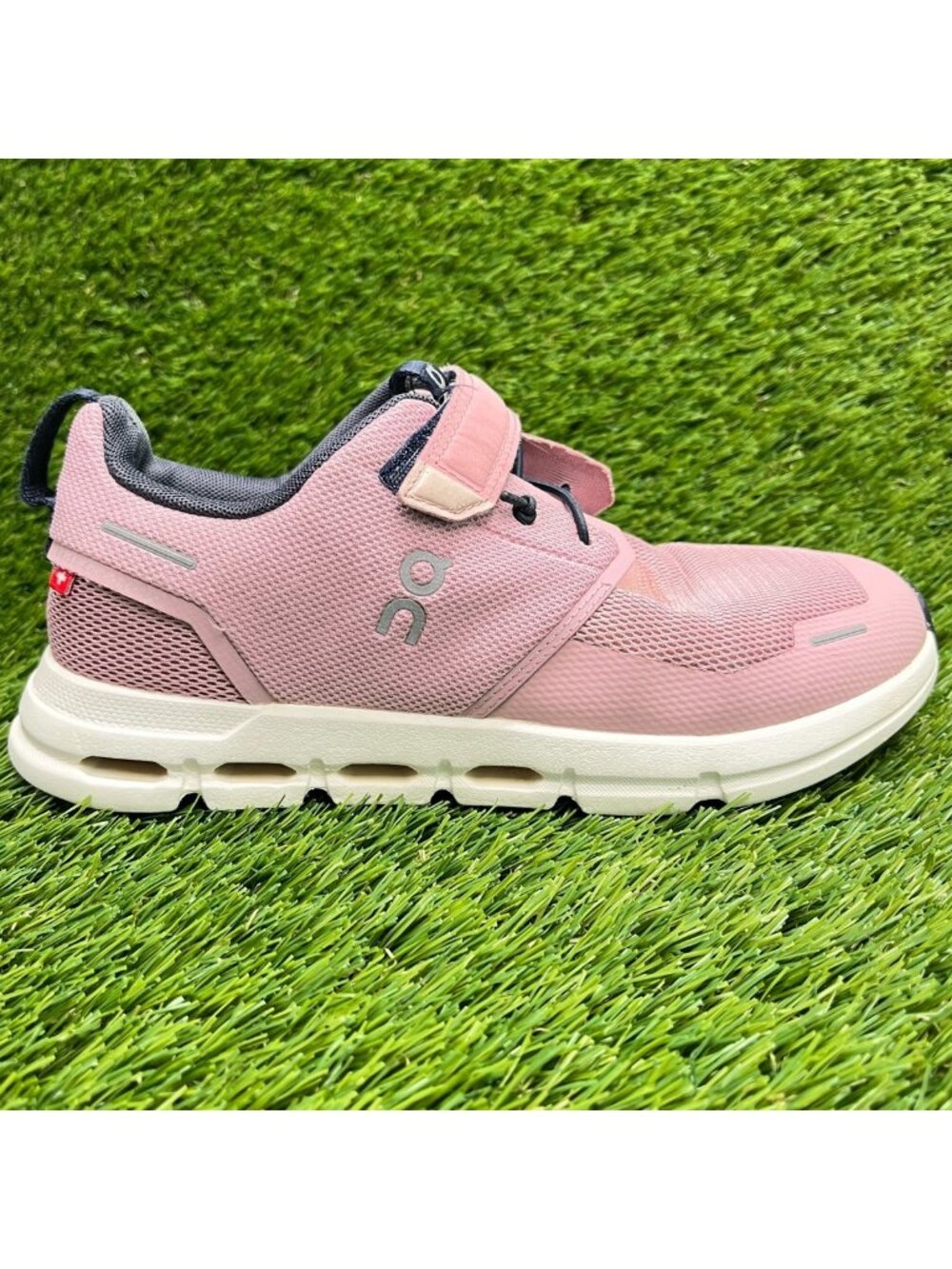 On Cloud Play Girls Size 3Y Pink White Athletic Running Walking Shoes Sneakers